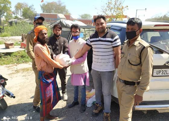लालकुआं अपडेट: कोरोना वॉरियर्स ने बांटा 7 किलों राशन