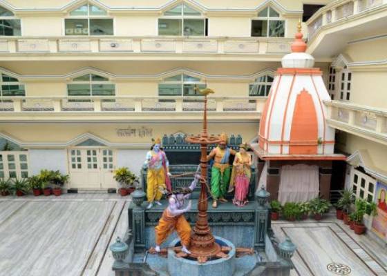 आखिर कहां छुपे हैं भगवानों के ठेकेदार?