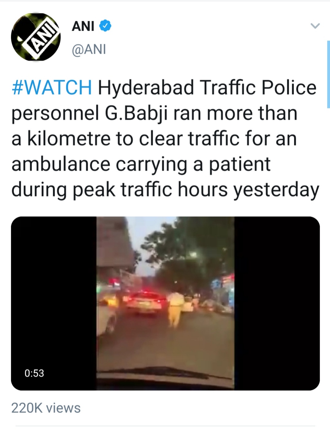 वायरल वीडियो: सलाम इस ट्रैफ़िक पुलिस वाले ने सड़क पर लगे जाम में एम्बुलेंस के लिए एक किमी से भी ज़्यादा दौड़ दौड़ कर करवाया रास्ता साफ लोग कर रहे हैं सलाम