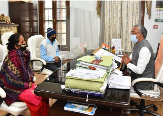 आंखिर खुल गई सीएम त्रिवेंद्र की नींद ! 8 वर्ष पुराने गैंगरेप और हत्या मामले में पीड़िता के माता पिता को दिया न्याय दिलवाने का आश्वासन